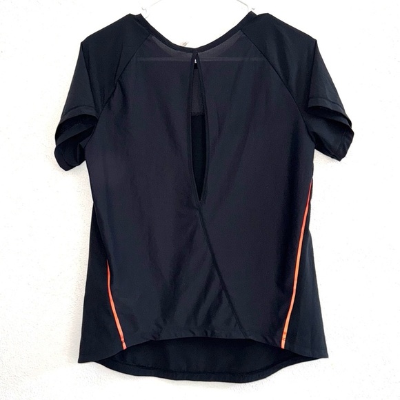 Under Armour Accelerate Black Slit Back Top Size Medium - Picture 9 of 9